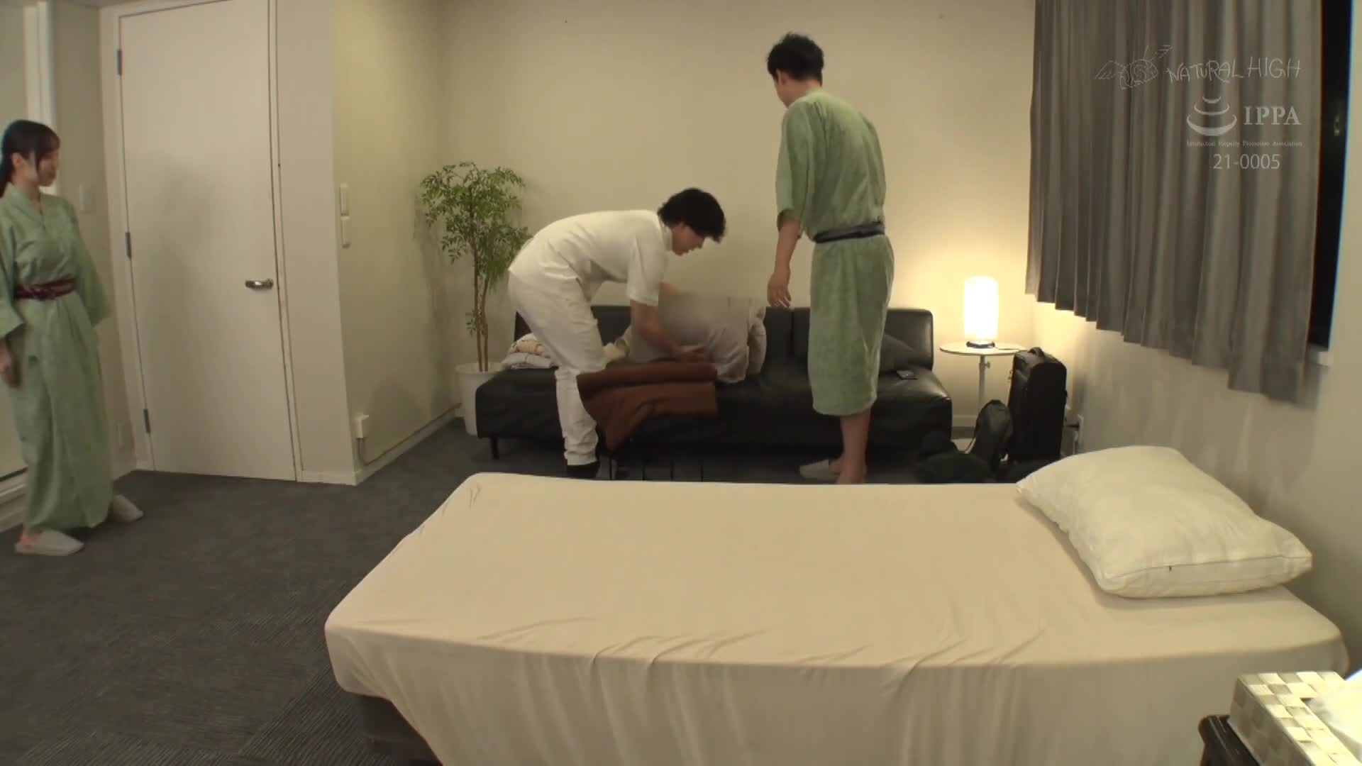 [AI解码版]即使有丈夫在身边，却被缓慢刺激的按摩激发出性欲的妻子难以拒绝内射 - AV大平台-中文字幕,成人影片,AV,国产,线上看