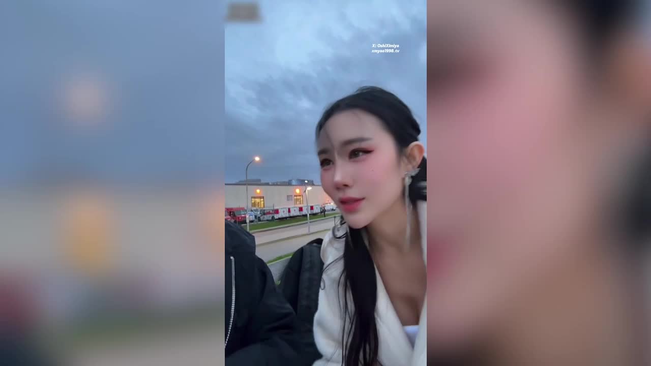 超美整活御姐-汐梦瑶-背后就是大马路！到处都是人来来往往，一对夫妻路过时我坐在JJ上真的动都不敢动一下，视频都无法还原当时的刺激！ - AV大平台-中文字幕,成人影片,AV,国产,线上看