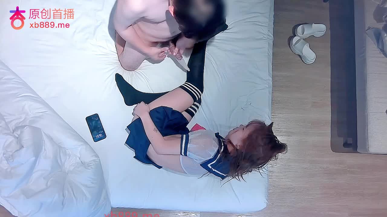 今天约了一个07年的小嫩妹，刚下课就来接单了，给她换上情趣水手服装，让她撅起屁股展示小嫩逼，想拔套后入被发现，还差点发现一个摄像头翻车 - AV大平台-中文字幕,成人影片,AV,国产,线上看