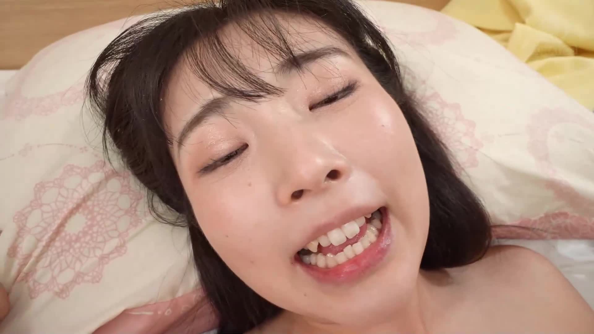 相当不亲近的妻子带着大屁股的继子J系，在中途停止遥控尿失禁调教中培养出热爱爸爸痉挛潮射的穴穴，给予充分奖励并射精在其中。皆月光 - AV大平台-中文字幕,成人影片,AV,国产,线上看