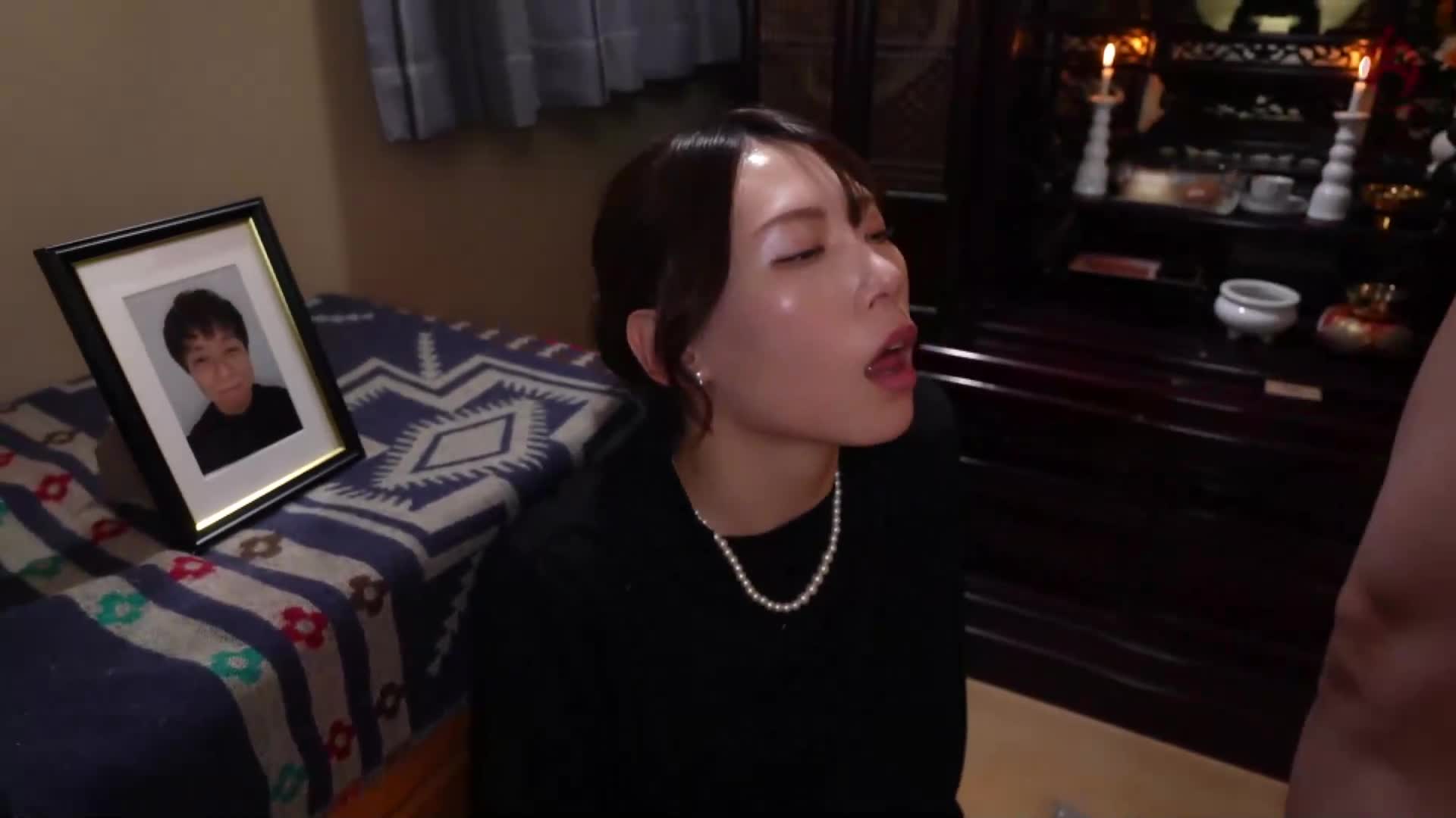 在丈夫的遗影前，被继子内射持续侵犯的母亲，请原谅我... 相叶美沙子 - AV大平台-中文字幕,成人影片,AV,国产,线上看
