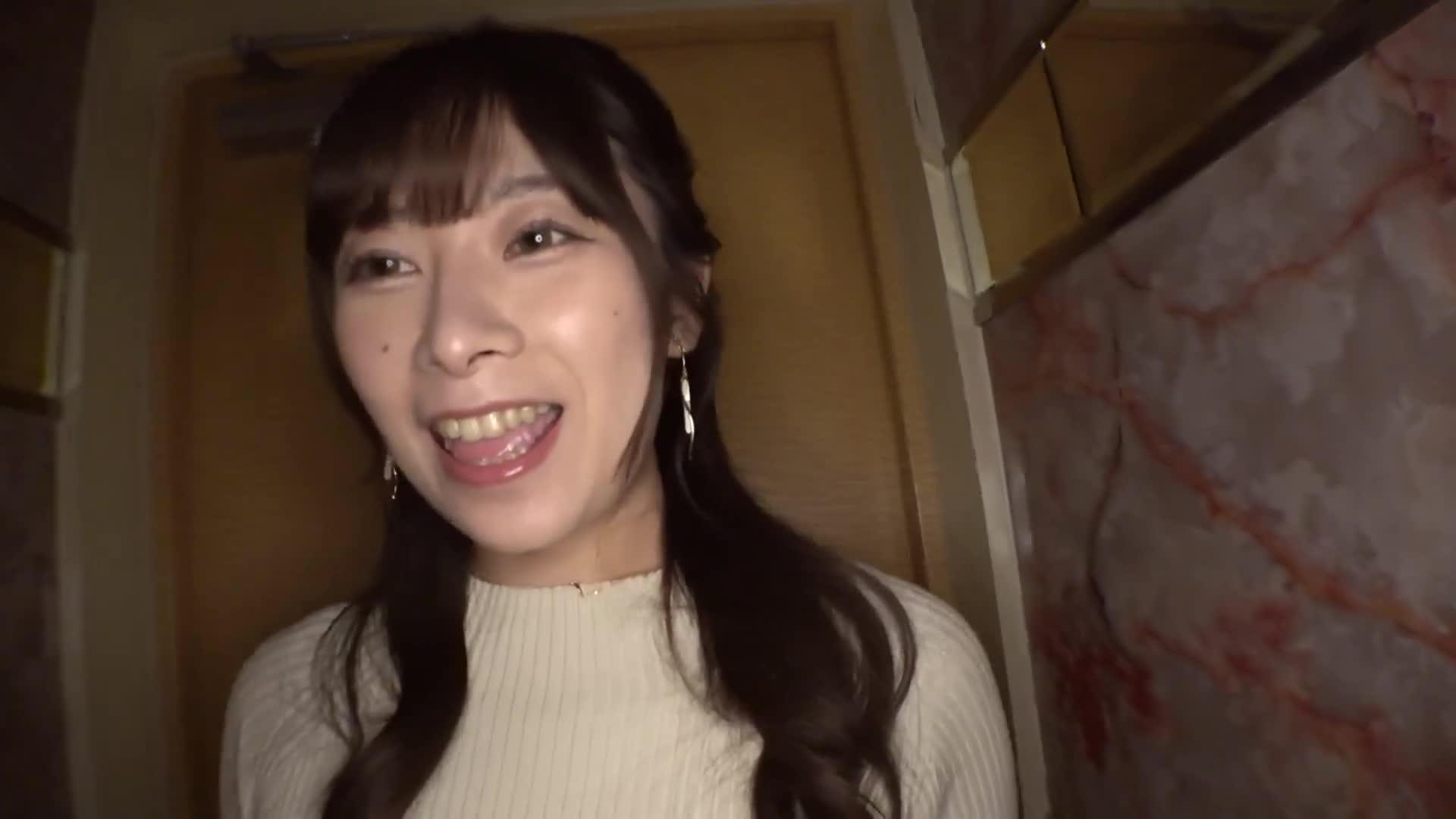 【不伦研修】【公司里最美巨乳的中出不伦】透过纵性感的针织衫揉捏着像要溢出般的美丰满乳房。只要提出要求，立刻口交、生交、中出，什么都听从的顺从漂亮女性。工作压力和家庭不满，全部都倾诉给后辈的私密部位进行中出性爱。 【已婚男性×未婚女性（公司内不伦）】第20案。 - AV大平台-中文字幕,成人影片,AV,国产,线上看