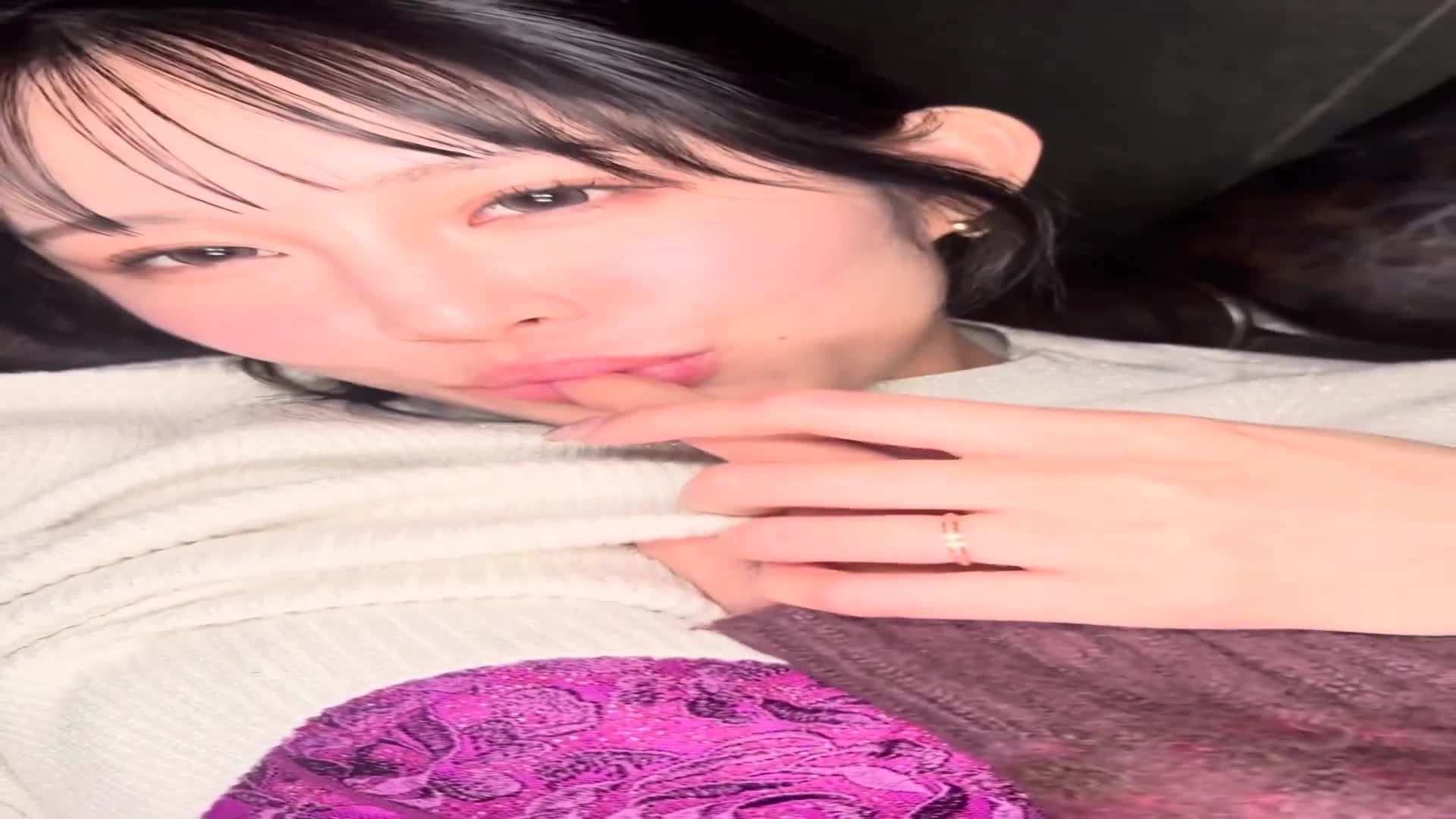 秘密与丈夫搞色情的妻子。一进入酒店就迫不及待地亲吻，说着「一直都想要…」。即将进行性行为时，「这样的东西（婚戒）不需要吧？」我会射进去给你。 【附赠特典影片】 - AV大平台-中文字幕,成人影片,AV,国产,线上看