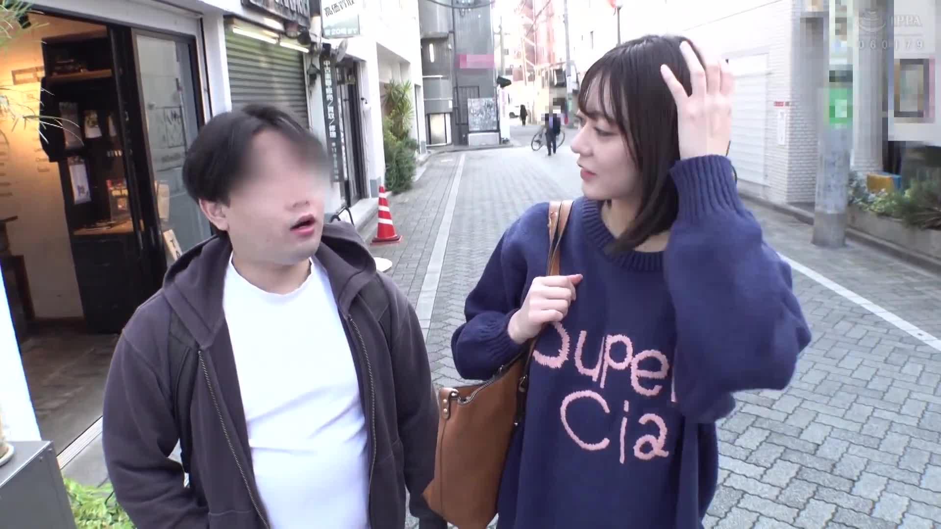 一对青梅竹马的男孩女孩，从未将彼此视为异性，在玩脱衣扭扭乐游戏时，女孩输了，脱掉衣服，露出性感的身材，男孩顿时有了反应。 「嘿……你硬了，」他说。两人半裸着身子，亲密地玩着扭扭乐，渐渐地，他们开始将彼此视为异性……接下来会发生什么事……？ - AV大平台-中文字幕,成人影片,AV,国产,线上看