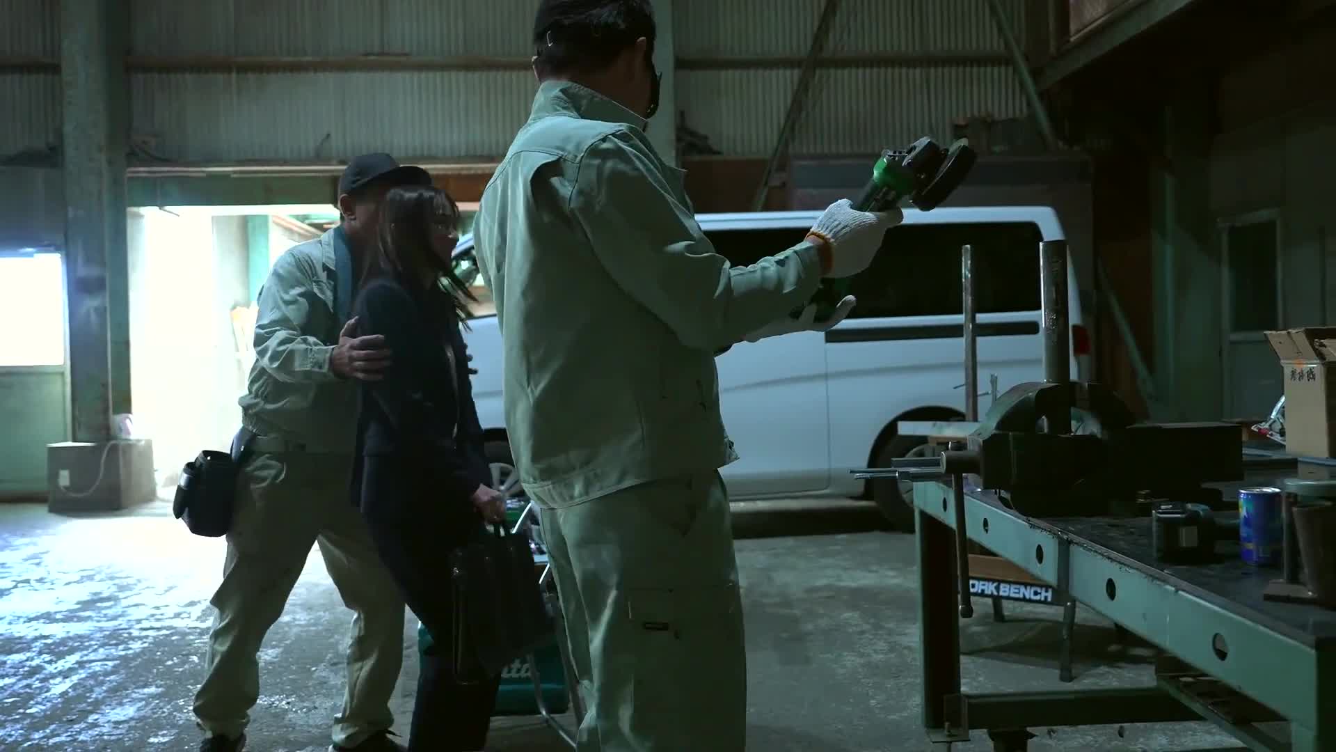 蚁狮陷阱：一群兽性欲望如瘟疫般蔓延！一位职业妇女身处男性主导的领地，却无处可逃，只能任由汗流浃背的男工们玩弄自己——医疗保健销售员A的故事 - AV大平台-中文字幕,成人影片,AV,国产,线上看