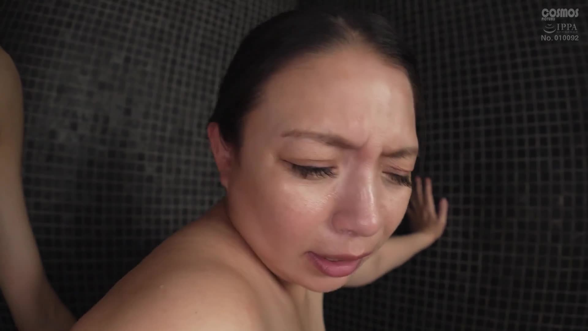 结婚二十年、过著平凡生活的主妇。最近感觉随著年龄增长心情渐渐冷淡…希望能再次体验只要轻吻就能心跳加速的热情SEX，像是青春十代时的感觉。一天限定的男友，首次也是最后一次的不忠中出SEX。在台东区居住的42岁女士，拥有一个18岁的儿子。 - AV大平台-中文字幕,成人影片,AV,国产,线上看
