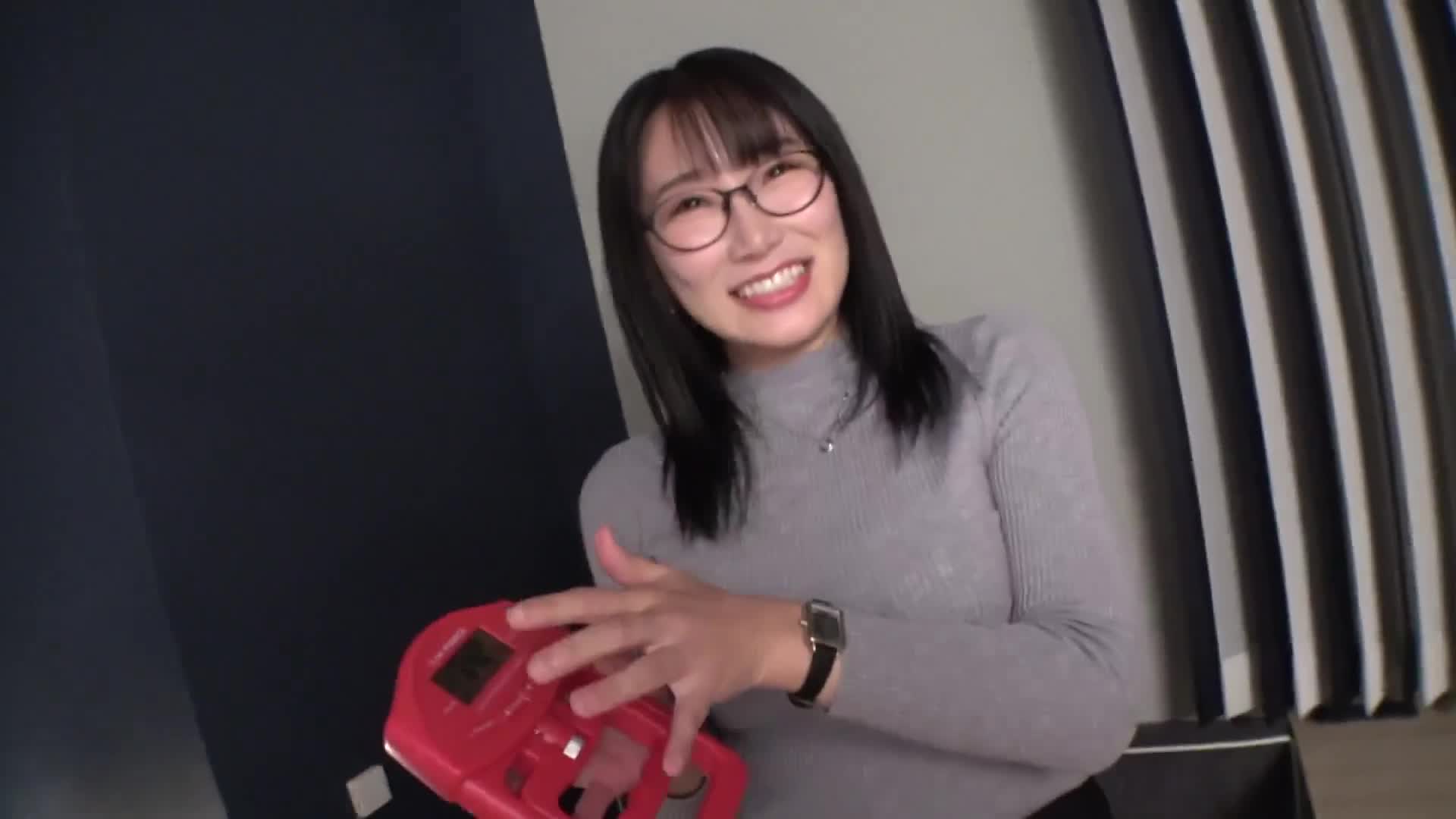 优美的身躯和爆炸性的乳房迷弹背心！ ！ 【32岁办公室职员秋】易受挑逗的爆乳美女一年来再次享受快感！一同摇摆她引以为傲的H罩杯尽情感受！ ！ ！真正的轻浮，初次拍摄。 2291 - AV大平台-中文字幕,成人影片,AV,国产,线上看