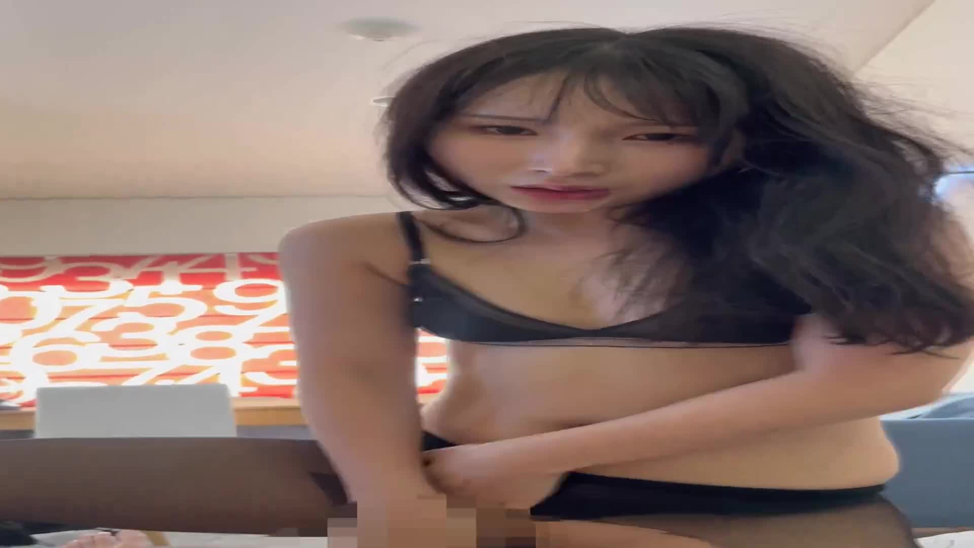 从秘密帐号来的女孩说：「任何事情都可以，都可以来欺负我」。流着泪眼睛腰部狂热摇摆，不停地高潮喷射。让她失去理智后不断高潮，然后大量内射她，她欢喜地哭了起来、、、 - AV大平台-中文字幕,成人影片,AV,国产,线上看