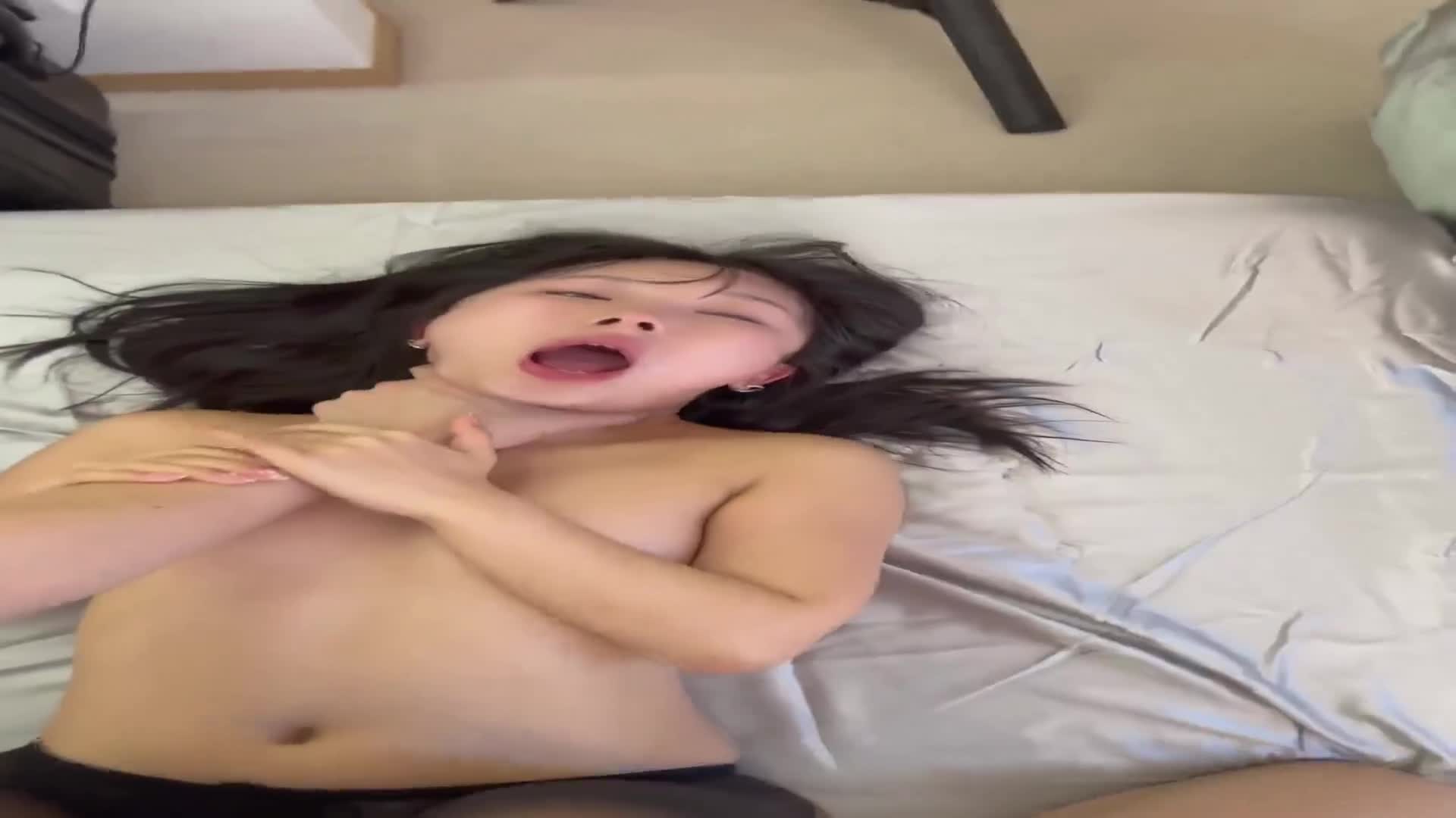 从秘密帐号来的女孩说：「任何事情都可以，都可以来欺负我」。流着泪眼睛腰部狂热摇摆，不停地高潮喷射。让她失去理智后不断高潮，然后大量内射她，她欢喜地哭了起来、、、 - AV大平台-中文字幕,成人影片,AV,国产,线上看