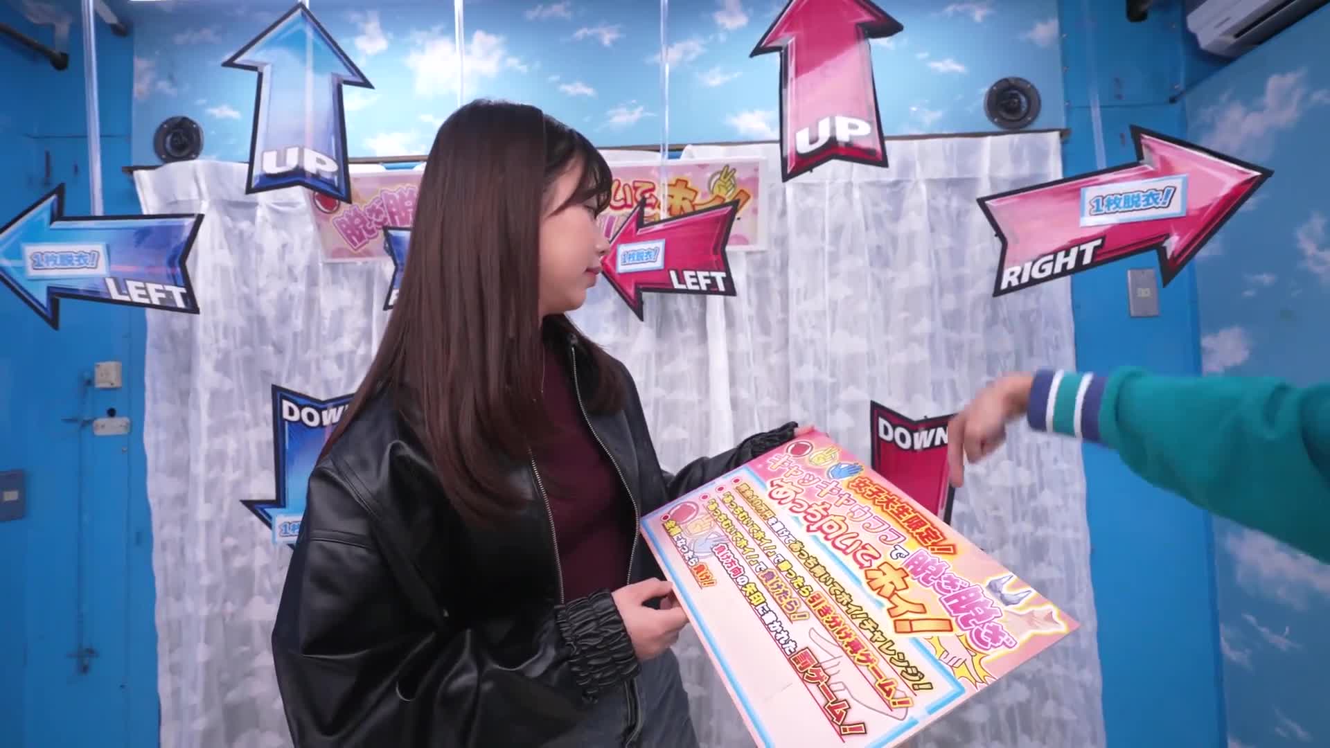 魔法镜号：硬派 街头素人女孩脱光比赛！谁输谁脱一件衣服，手淫、口交和接吻等淫乱游戏！先把对方全裸即胜利！输了马上抽插内射！ - AV大平台-中文字幕,成人影片,AV,国产,线上看