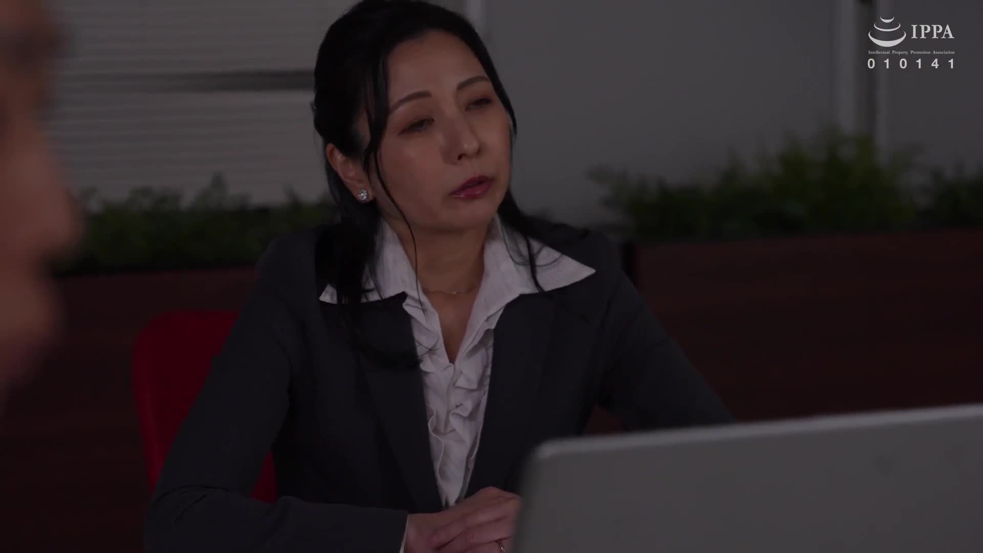 叫了一个没有本番的外送店，却来了公司的女上司。掌握弱点的我，要求本番和内射也要！在公司内也成为言听计从的屈从性交... 月野由里音 - AV大平台-中文字幕,成人影片,AV,国产,线上看