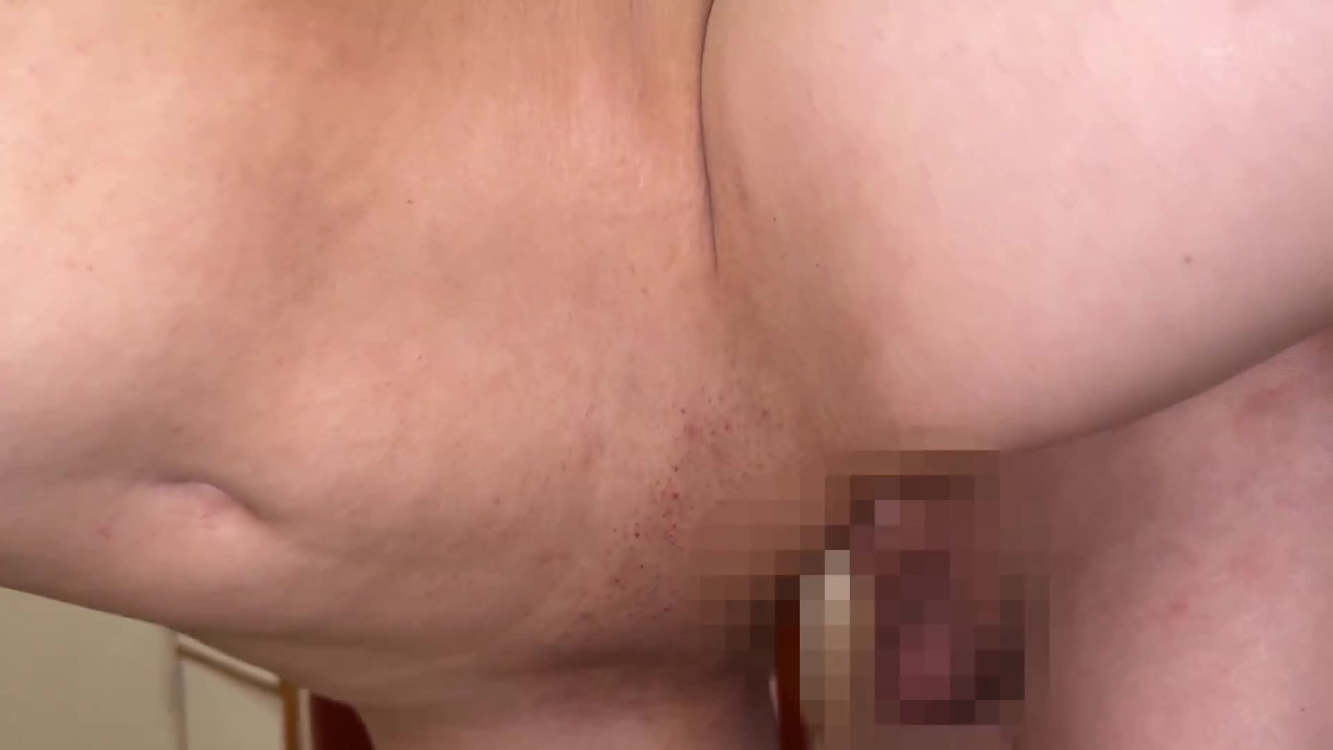 素人人妻挑战只限夫约30分钟的NTR！在家中欲求不满的妻子在丈夫旁边偷情！承受着年轻大鸡巴的强烈抽插，忍着呻吟声达到巨大高潮！连续大量中出！ 4对8场！ - AV大平台-中文字幕,成人影片,AV,国产,线上看