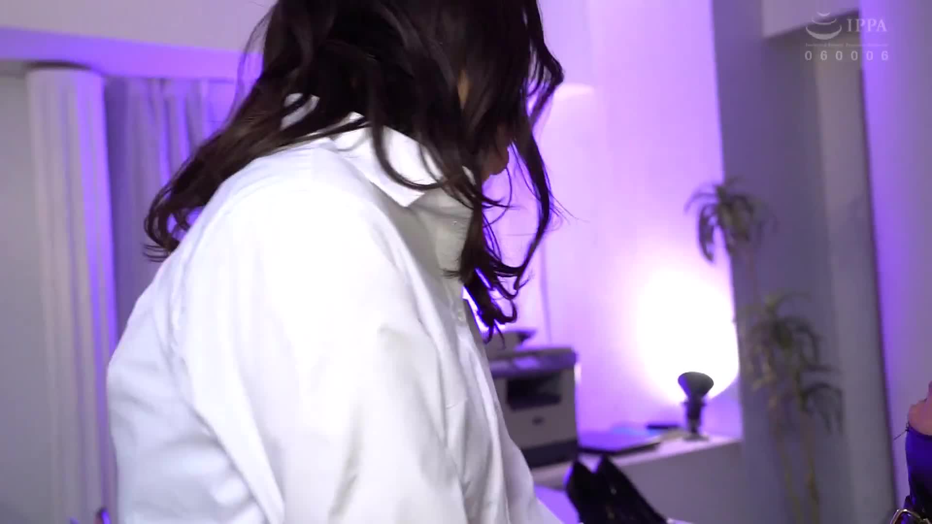 一个受虐狂被荡妇戏弄和玩弄，荡妇让他爽到神魂颠倒，却永远不让他射精，这是一种令人满足的受虐快感折磨 - AV大平台-中文字幕,成人影片,AV,国产,线上看