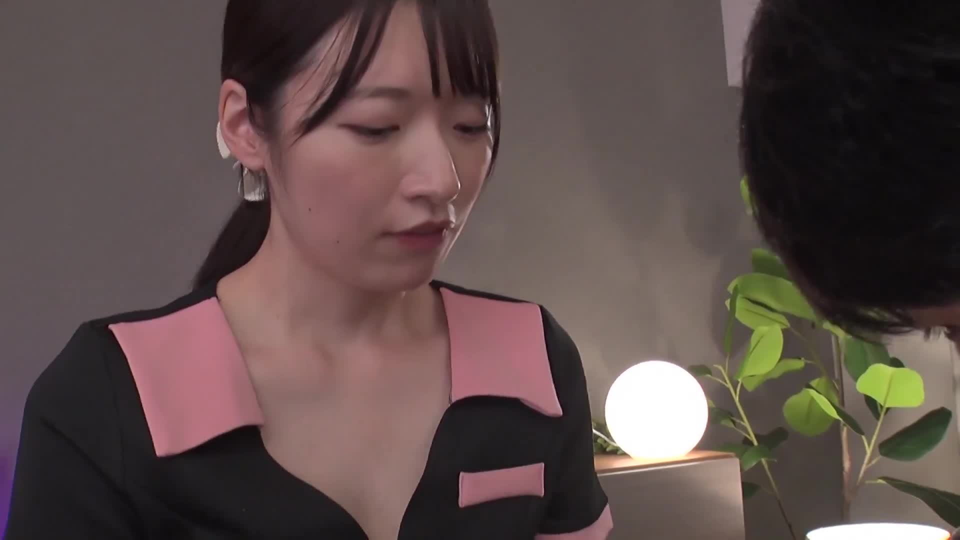 绝对不能被发现！在兼职中碰上哥哥来店！ 「噢糟糕，好尴尬...」进行施术时他竟然超硬（笑）！面对「如果你能保密的话就...」的提问到达极限！和讨人喜欢的妹妹做了中出SEX。 - AV大平台-中文字幕,成人影片,AV,国产,线上看