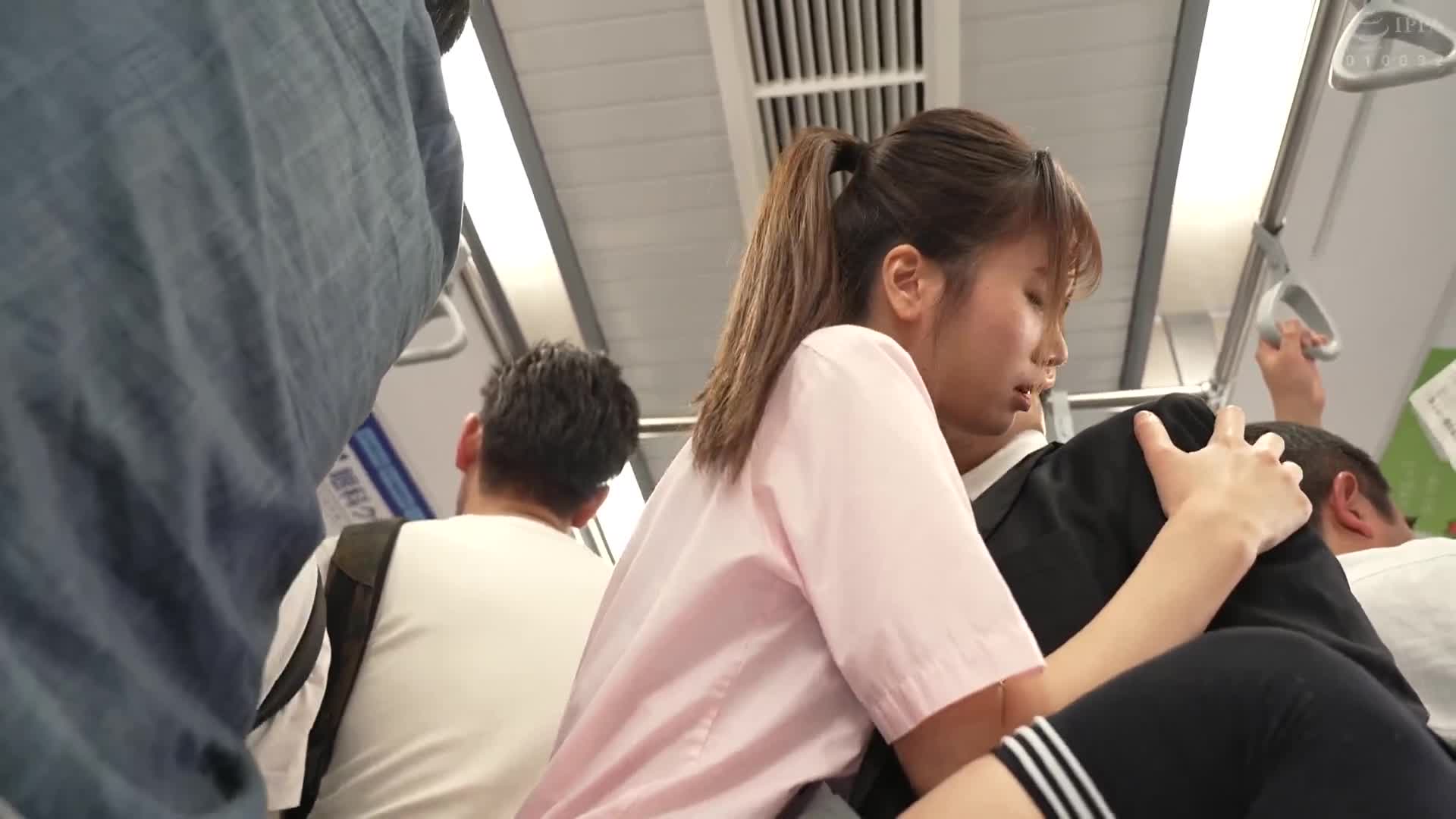 【多功能2萤幕】坐火车时感受到触摸的臀部和当时的表情，还能听到内心的声音！ 『咦，真的假的？ ？手指进来了...不要...但是摸得很熟练...（※内心的声音）』『为什么要在那停下来！差点就要高潮了...（※内心的声音）』听到痴汉受害女性的内心声音... - AV大平台-中文字幕,成人影片,AV,国产,线上看