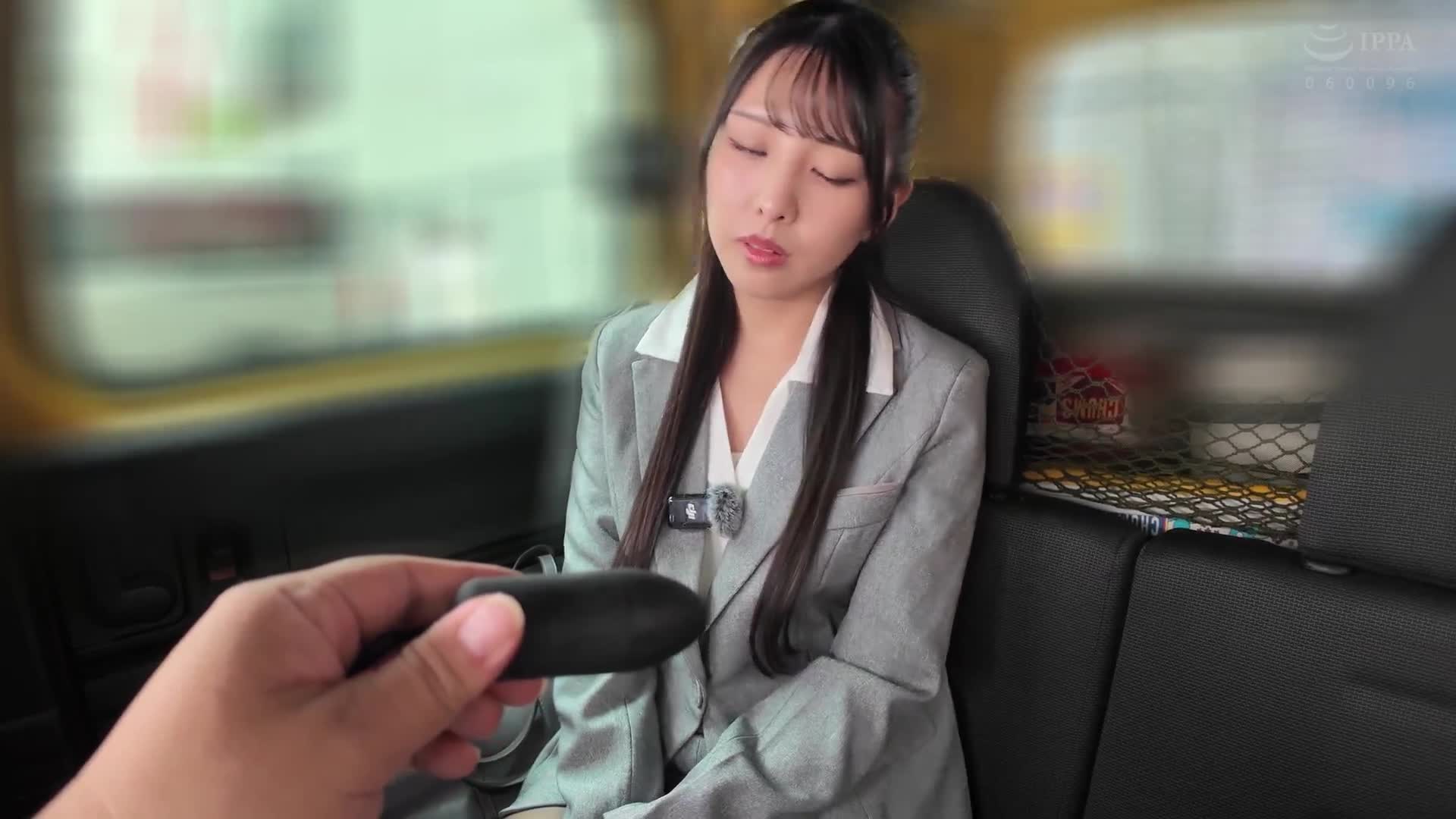 素人美少女和遥控震动器的散步 - 黑色丝袜敏感事业女性篇 -「我已经无法忍受了...//」在人潮中，黑色丝袜美腿不停颤抖地高潮！在人生中第一次羞耻游戏中意外地打开了色情开关！在车上勇敢地自慰！最后在酒店里... - AV大平台-中文字幕,成人影片,AV,国产,线上看