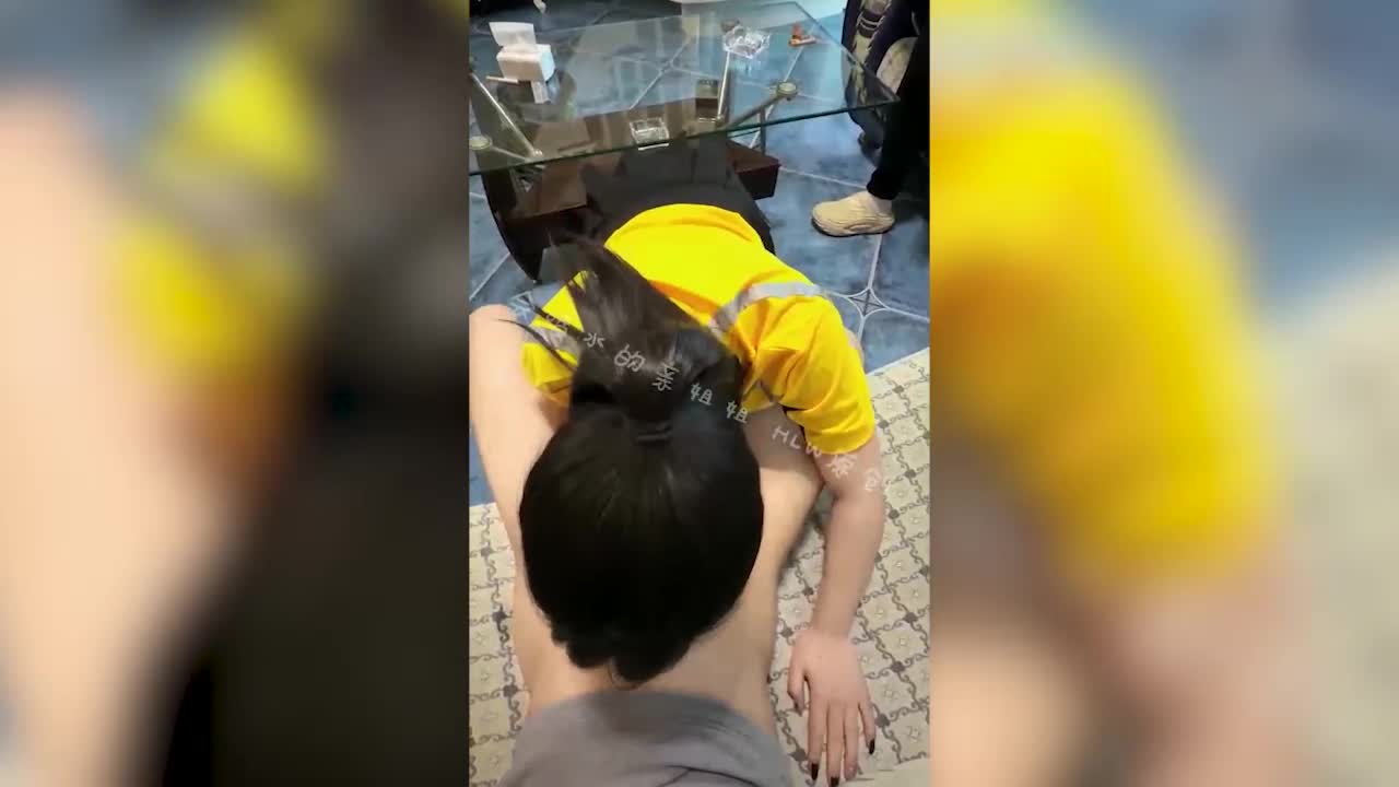 【会喷水的亲姐姐】让姐姐体验当外卖员送逼上门的一天，葫芦娃粉丝兄弟出价5000块只为亲眼见证姐姐喷水 - AV大平台-中文字幕,成人影片,AV,国产,线上看