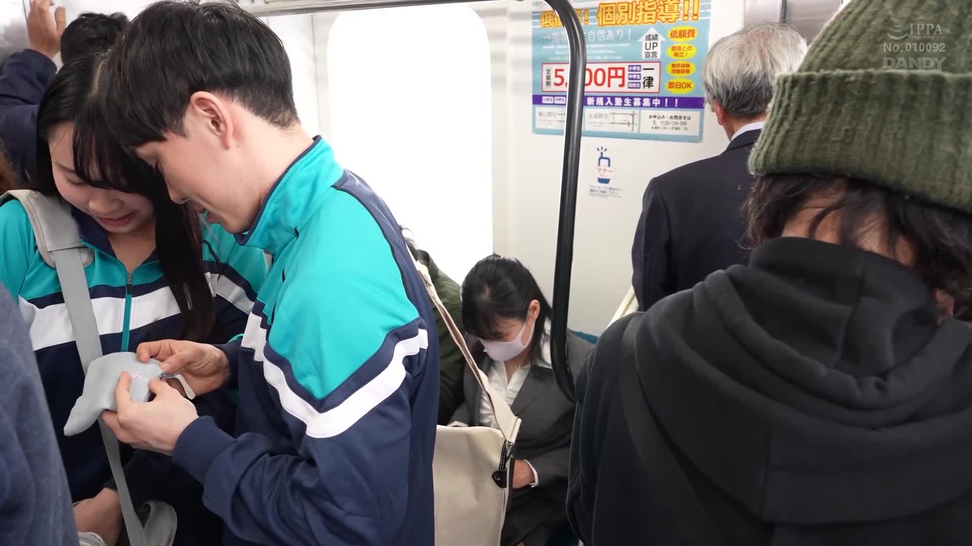 「姨姨碰到我的地方让你勃起，是你的错」她毫不在乎旁边有女友，从背后使用恶心手交引诱俊俏男友勃起的性欲熟女VOL.2 - AV大平台-中文字幕,成人影片,AV,国产,线上看