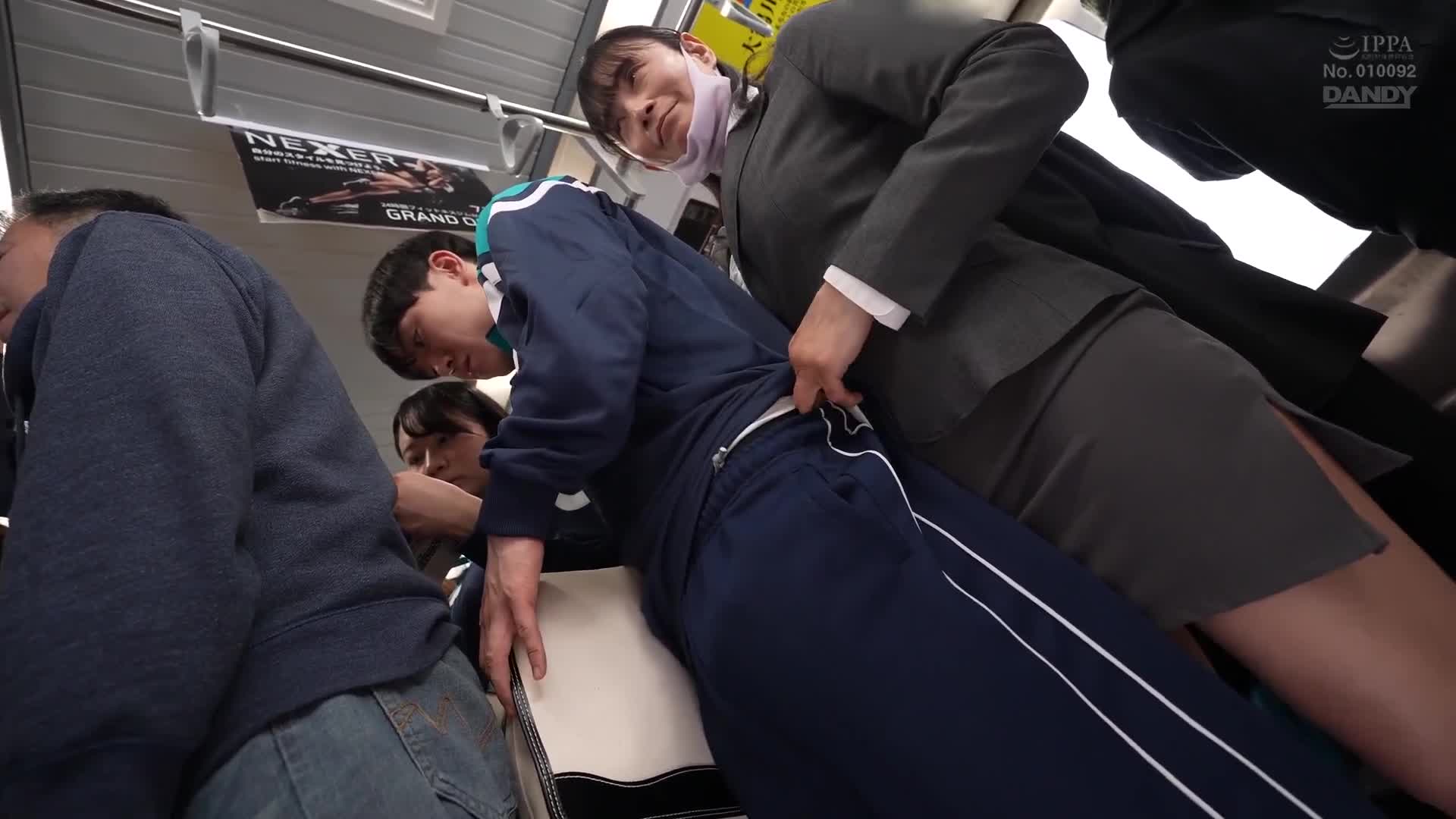 「姨姨碰到我的地方让你勃起，是你的错」她毫不在乎旁边有女友，从背后使用恶心手交引诱俊俏男友勃起的性欲熟女VOL.2 - AV大平台-中文字幕,成人影片,AV,国产,线上看