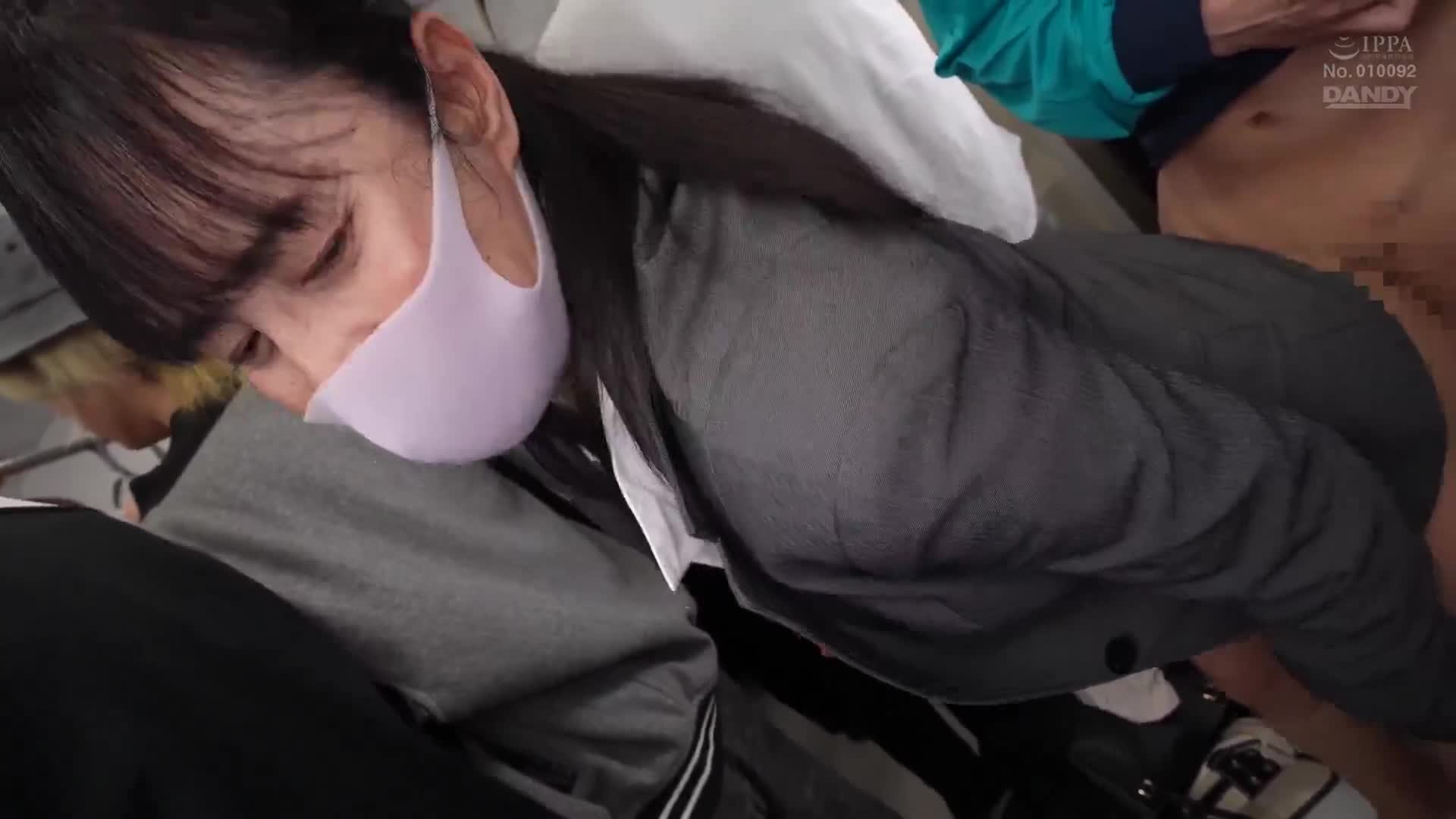 「姨姨碰到我的地方让你勃起，是你的错」她毫不在乎旁边有女友，从背后使用恶心手交引诱俊俏男友勃起的性欲熟女VOL.2 - AV大平台-中文字幕,成人影片,AV,国产,线上看