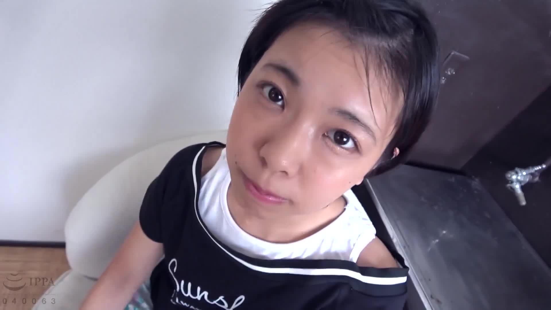 【恶作剧对两个小女孩】无辜的笑容变成不安的表情，兴奋到无法自持，将成人的勃起阴茎塞进了未成熟的阴道中… - AV大平台-中文字幕,成人影片,AV,国产,线上看