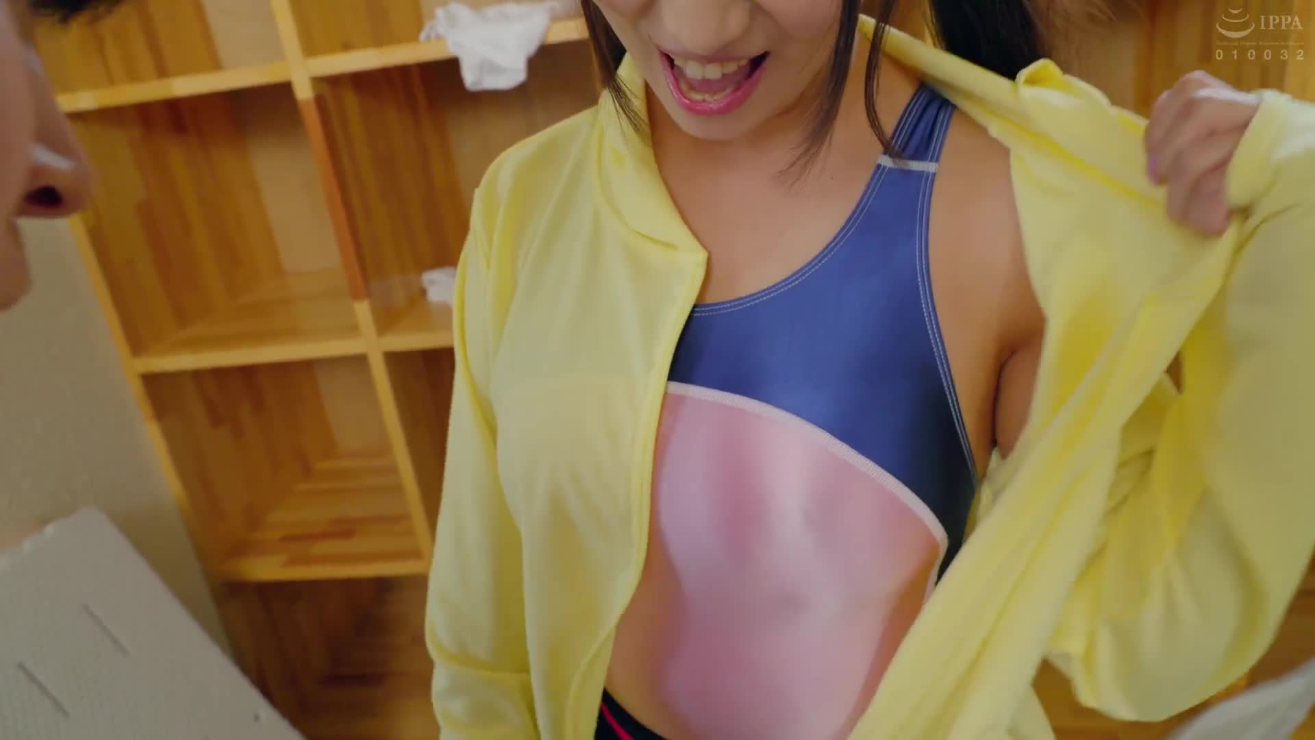 游泳部合宿所大扫除！眼前展现10名女部员突出的竞泳泳装臀部，难掩兴奋引起大麻烦！被练习充斥的女孩们抑制不住性欲，向男部员求告辛苦训练下的激烈性爱！ ？紧身竞泳泳装女孩与连续性爱的超级发展！ - AV大平台-中文字幕,成人影片,AV,国产,线上看