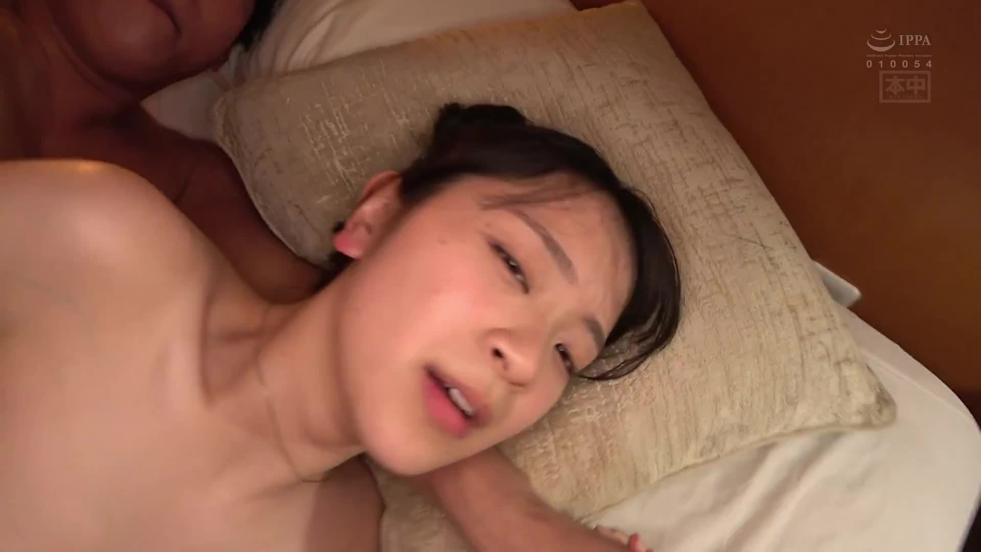 即使这样的世界，最让人心情愉快的是那个比任何人都更加开心的纯正美少女，和她第一次约会时，感觉自己也变得活力十足，但当进入旅馆后，她却展现出性欲强烈的一面，于是我们一直到天亮都在乱伦中交织。秋山美杏 - AV大平台-中文字幕,成人影片,AV,国产,线上看