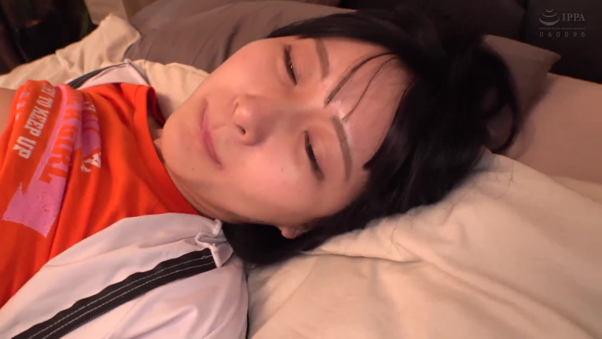 运动部所属的社团结束后全身满身汗水的素人女子○校生穿着制服挑战素股！ ？第一次勃起的大鸡鸡被擦着羞涩却湿润的幼稚的穴穴直接插入，强烈高潮并连续内射SEX！ - AV大平台-中文字幕,成人影片,AV,国产,线上看