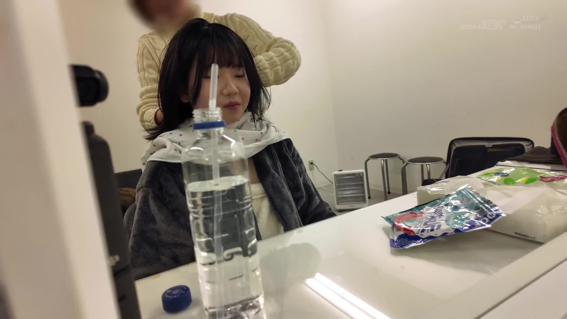 仍未谈过恋爱的处女汤浅紬（20岁）,是班上唯一不怯场可直率交谈的,没有化妆的二次元色情爱好女宅。这样的她在东京AV出道。 - AV大平台-中文字幕,成人影片,AV,国产,线上看